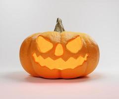 Halloween-Konzept mit Kürbis isoliert auf weißem Hintergrund. 3D-Rendering realistische Darstellung. 3D-Render-Closeup-Halloween-Kürbis foto
