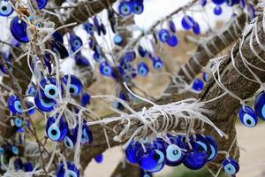 reise nach göreme, türkei. die türkischen traditionellen souvenirs "katzenaugen" auf dem baum. foto