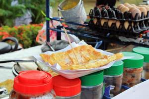 thailändischer Bananenpfannkuchen mit Kondensmilch auf einem weißen Teller. thailändisches Streetfood. Ayutthaya, Thailand. foto