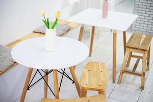 weißer Tisch mit Vase foto