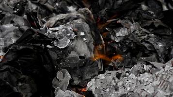 Nahaufnahme von brennendem Papier in Karachi Pakistan 2022 foto