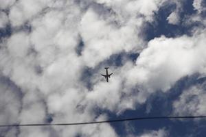 Flauschige weiße Wolken am strahlend blauen Himmel in Karachi Pakistan 2022 foto