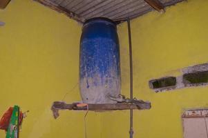 Wassertank oben an der Wand foto