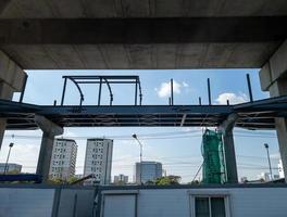 der unvollendete Metallrahmen der Sky Walks Bridge. foto