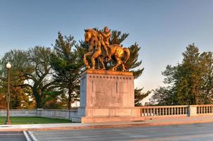 Washington, DC - 4. April 2021 - Kriegskunst, Bronze, feuervergoldete Statuengruppen auf dem Lincoln Memorial Circle im West Potomac Park bei Sonnenuntergang in Washington, DC foto