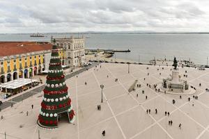 handelsplatz in lissabon, portugal mit weihnachtsdekorationen. foto