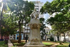 denkmal für miguel de cervantes in havanna, kuba, 2022 foto