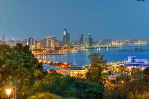 Panoramablick auf die Skyline der Stadt Baku, Aserbaidschan in der Abenddämmerung. foto