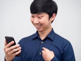 asiatischer mann, der handy-videoanruf verwendet und glückliches lächeln, gesichtsporträt, weißer hintergrund fühlt foto