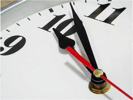 Analoguhr weißer Hintergrund Nadel Stunde und Minute bei Nummer zehn, Uhr arabische Zahl foto