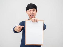 asiatischer Mann zeigt mit dem Finger auf die Dokumententafel in seiner Hand, wütendes Gesicht, weißer Hintergrund foto