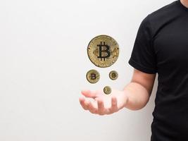 Closeup Gold Bitcoin auf der Hand des Mannes das Konzept des digitalen Geldes der Krypto auf weißem Hintergrund foto
