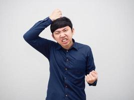 asiatischer Mann wütend Emotion traf seinen Kopf Porträt weißen Hintergrund foto