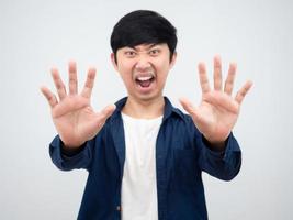 asiatischer mann zeigt hand, um wütendes gesicht zu stoppen, sagt halt porträt, mann sagt stoppkonzept foto