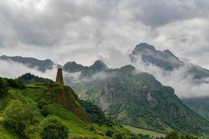 hügellandschaft in der nähe des dorfes sioni in georgia. foto