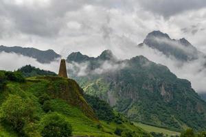 hügellandschaft in der nähe des dorfes sioni in georgia. foto