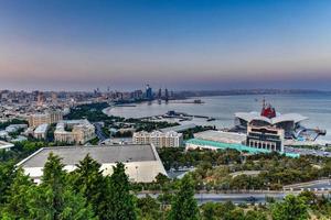 Panoramablick auf das Kaspische Einkaufszentrum am Wasser in Baku, Aserbaidschan. foto