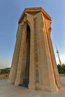 schöne traditionelle architektur des shahidlar-denkmals in sehidler xiyabani, baku, aserbaidschan, 2022 foto
