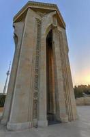 schöne traditionelle architektur des shahidlar-denkmals in sehidler xiyabani, baku, aserbaidschan, 2022 foto