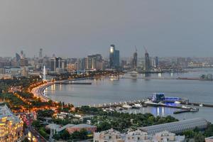 Panoramablick auf die Skyline der Stadt Baku, Aserbaidschan in der Abenddämmerung. foto