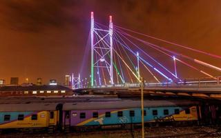 Nelson-Mandela-Brücke bei Nacht foto