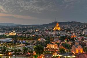 schöner Panoramablick auf Tiflis von der Festung Narikala in Georgien. foto