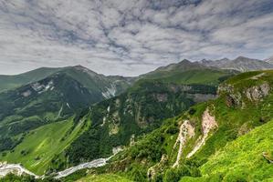 schöne bunte berge aus dem russland georgia freundschaftsdenkmal in kazbegi, georgia foto