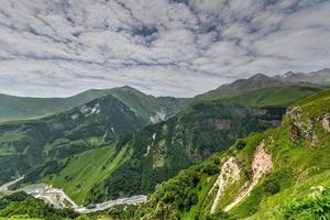 schöne bunte berge aus dem russland georgia freundschaftsdenkmal in kazbegi, georgia foto