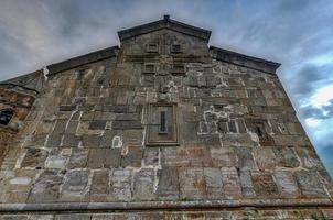 gergeti dreifaltigkeitskirche, heilige dreifaltigkeitskirche in der nähe des dorfes gergeti in georgien, unter dem berg kazbegi. foto