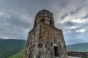 gergeti dreifaltigkeitskirche, heilige dreifaltigkeitskirche in der nähe des dorfes gergeti in georgien, unter dem berg kazbegi. foto