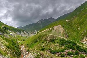 schöne berglandschaft entlang der georgischen militärstraße in kazbegi, georgia foto