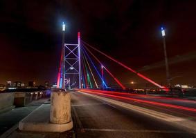 Nelson-Mandela-Brücke bei Nacht foto