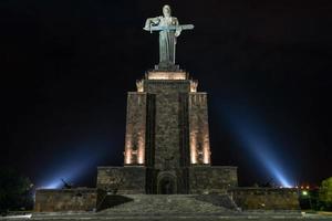 die mutter armenien statue im siegespark in jerewan, armenien bei nacht, 2022 foto