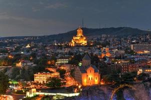 schöner Panoramablick auf Tiflis von der Festung Narikala in Georgien. foto