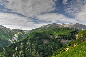 schöne bunte berge aus dem russland georgia freundschaftsdenkmal in kazbegi, georgia foto