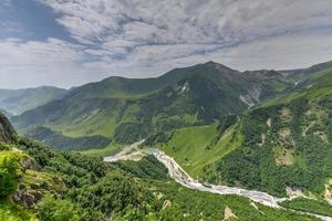 schöne bunte berge aus dem russland georgia freundschaftsdenkmal in kazbegi, georgia foto