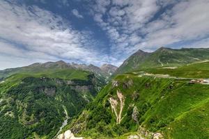 schöne bunte berge aus dem russland georgia freundschaftsdenkmal in kazbegi, georgia foto