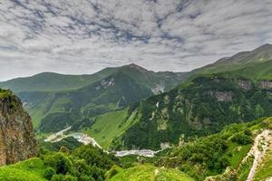 schöne bunte berge aus dem russland georgia freundschaftsdenkmal in kazbegi, georgia foto