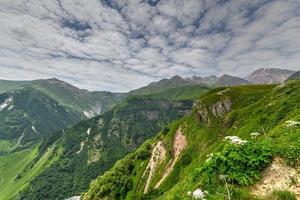 schöne bunte berge aus dem russland georgia freundschaftsdenkmal in kazbegi, georgia foto