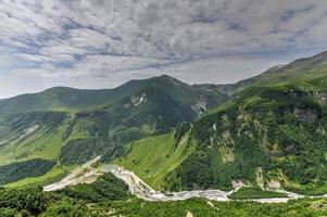 schöne bunte berge aus dem russland georgia freundschaftsdenkmal in kazbegi, georgia foto