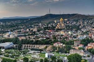 schöner Panoramablick auf Tiflis von der Festung Narikala in Georgien. foto