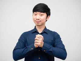 asiatischer mann schließt sich der hand an für dankbares gefühl glückliches lächeln gesicht porträt weißen hintergrund foto