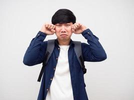 Mann mit weinender Schultasche will nicht zurück zur Schule gehen, trauriger emotionaler weißer Hintergrund foto