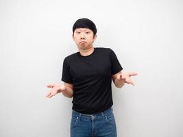 asiatischer mann schwarzes hemd geste nach oben zu dir foto
