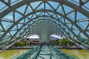 die brücke des friedens in tiflis, eine fußgängerbrücke über den fluss mtkwari in tiflis, georgien. foto