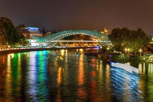 die brücke des friedens in tiflis, eine fußgängerbrücke über den fluss mtkwari in tiflis, georgien. foto