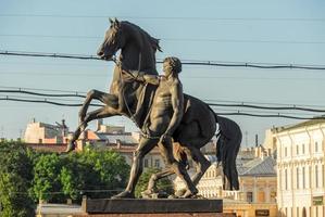 Blick auf das Denkmal der Pferdebändiger von Peter Klodt auf der Anitschkow-Brücke in Sankt Petersburg, Russland. foto