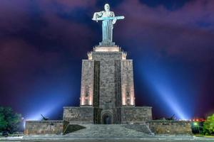 die mutter armenien statue im siegespark in jerewan, armenien bei nacht, 2022 foto