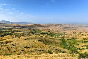 Panoramablick auf die Berge vom Jrvezh-Waldpark aus dem Dorf Voghjaberd in Armenien. foto