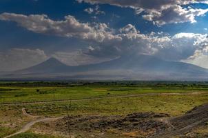 Panorama der armenischen Landschaft und des Ararat nahe der türkischen Grenze. foto
